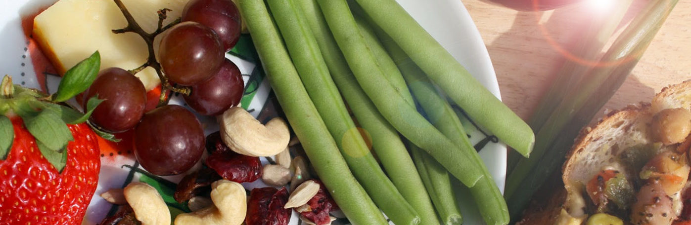 Assiette équilibrée : légumes verts, fruits, fromage et oléagineux